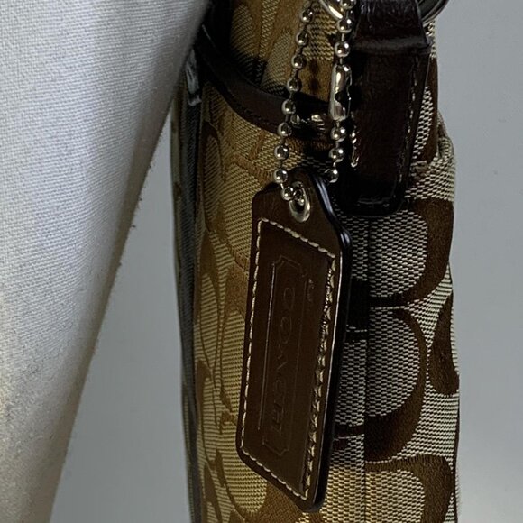 Sophisticated **Coach** messenger bag showcasing - Picture 5 of 5